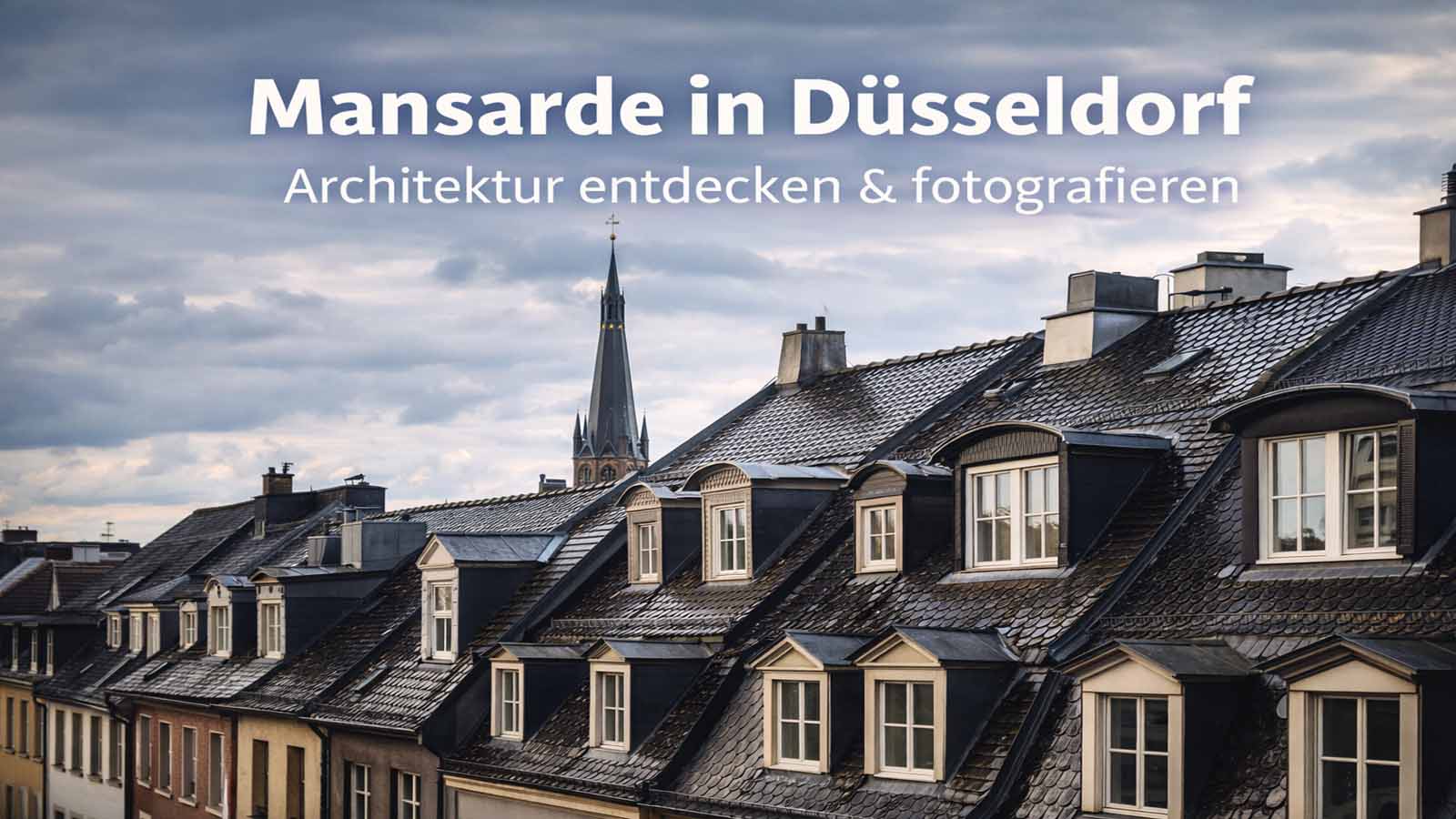 Beitragsbild: Reihe von Mansardendächern mit Gauben in Düsseldorf bei bewölktem Himmel; im Hintergrund ein Kirchturm; Text „Mansarde in Düsseldorf – Architektur entdecken & fotografieren“.